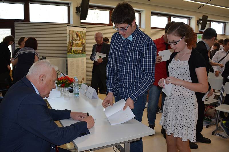 President Václav Klaus přijal pozvání od studenta Tomáše Pikla a přijel besedovat se žáky Základní školy a Gymnázia ve Vodňanech.