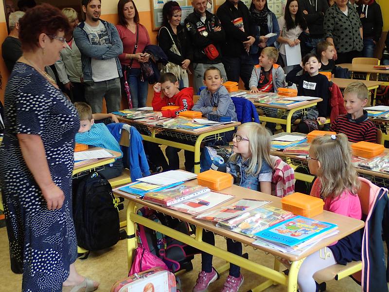 Fotografie prvňáčků ze třídy 1.A a 1.B ze Základní školy a Gymnázia Vodňany, budova Alešova.