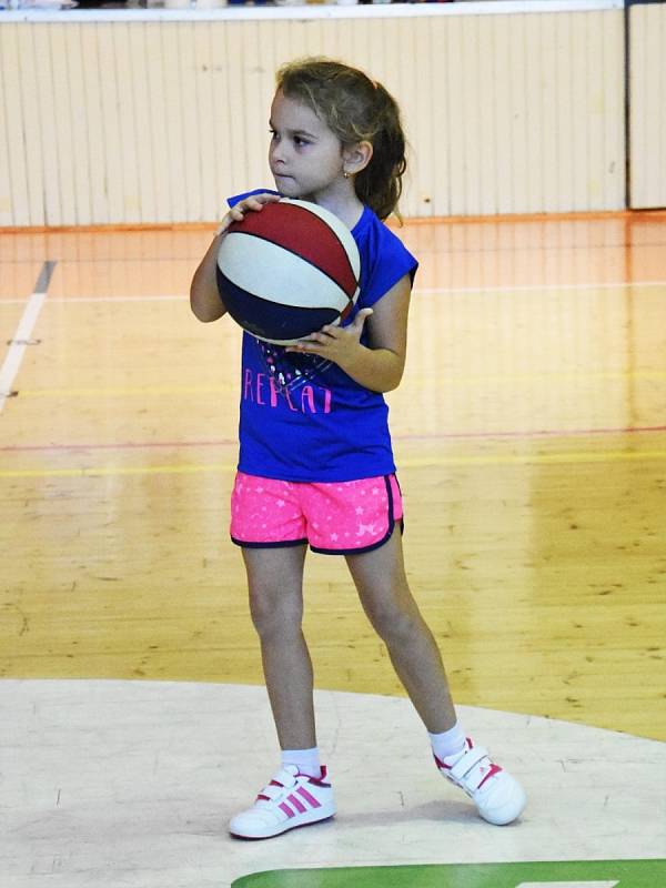 Nejmenší baskeťačky ze Strakonic vyrazily ve středu na soustředění.