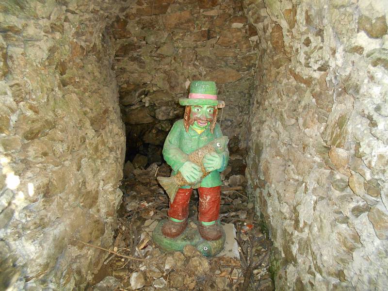 Strakonice - Děti z MŠ Spojařů vyčistily studánku Skleněnka  na Podskalí