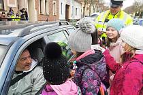 Policisté děti ze ZŠ Bavorovská ve Vodňanech moc chválili, za odměnu je vzali s sebou do služby.