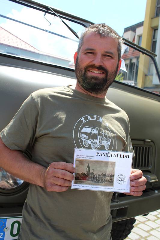 Majitelé veteránů přijeli v sobotu odpoledne na vodňanské náměstí ukázat své miláčky. Na snímku Rudolf Tischler, zakládající člen Klubu přátel vozidel Tatra 805.