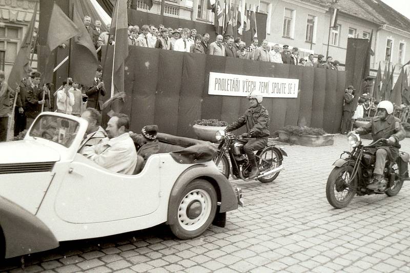 Prvomájový průvod a pokládání věnců v květnu 1989 ve Vodňanech.