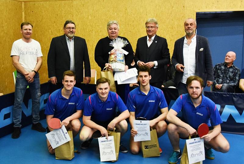 Stolní tenisté ČZ Elektristavu Strakonice oslavili se svými přáteli a sponzory postup do II. ligy.