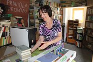 Knihovnice Věra Samcová přišla s nápadem darovat knihy na dobrou věc. Podpořila projekt Deníku s názvem Kabelkový veletrh, pro který vybíráme kabelky i dětské knihy a bižuterii.