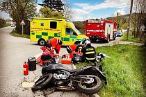 Motorkáře po nehodě ošetřovali poslední dubnovou sobotu u Bavorova záchranáři. Na nepozornost řidiče auta doplatil vážným zraněním.