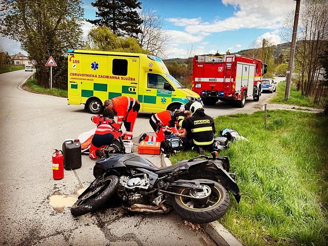 Motorkáře po nehodě ošetřovali poslední dubnovou sobotu u Bavorova záchranáři. Na nepozornost řidiče auta doplatil vážným zraněním.