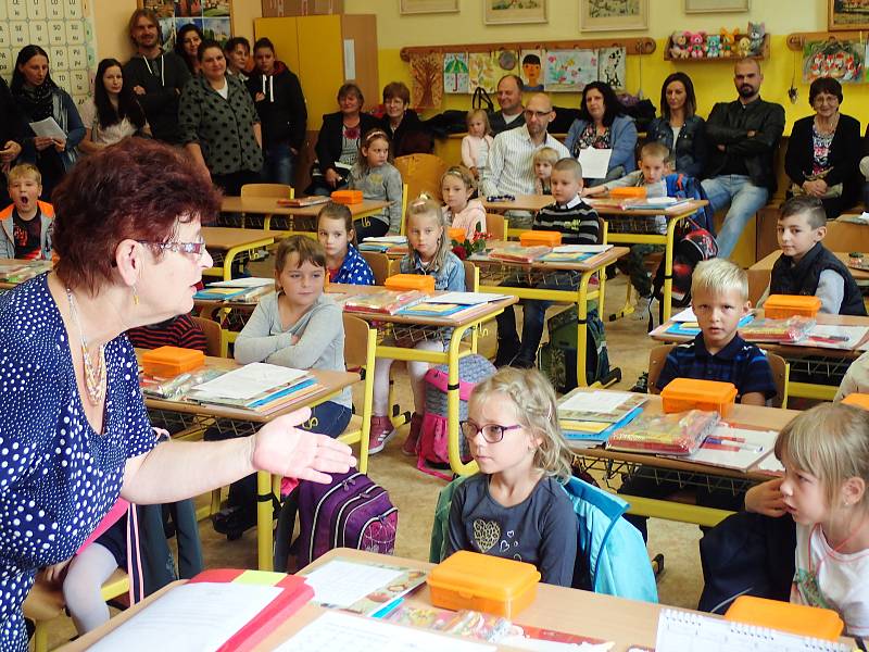 Fotografie prvňáčků ze třídy 1.A a 1.B ze Základní školy a Gymnázia Vodňany, budova Alešova.