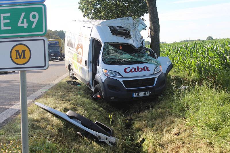 Vážná dopravní nehoda se ve středu 29. 7. ráno stala na silnici první třídy číslo 20 u Vodňan. Dodávka zde narazila do stromu.