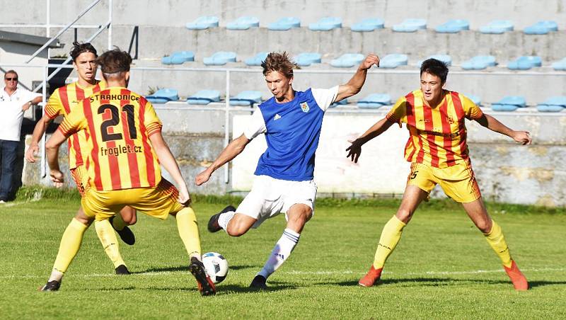 Fotbalový krajský přebor: Junior Strakonice - Třeboň 2:1.