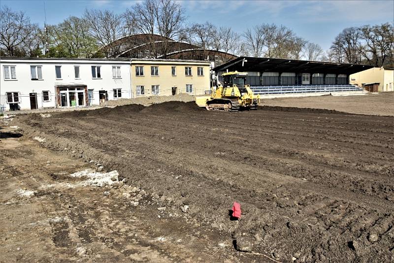 Rekonstrukce Křemelky rychle pokračuje, ve středu již byla plocha připravena na zasetí trávy.