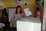 Strakonicko: V obci Hajany poblíž Blatné čeká komise, složená z pěti žen, na  97 voličů a dva další s voličskými průkazy. Zatím jich dorazila desítka. Volební místnost se v Hajanech nachází v budově obecního úřadu.