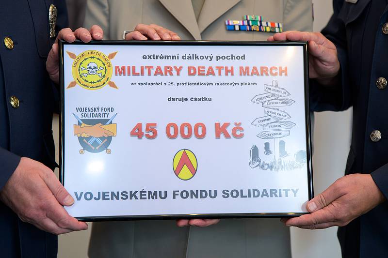 Do Vojenského fondu solidarity putuje 45 000 Kč.