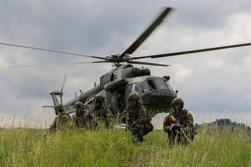 Strakoničtí vojáci cvičili společně s posádkami vrtulníků Mi-171š.