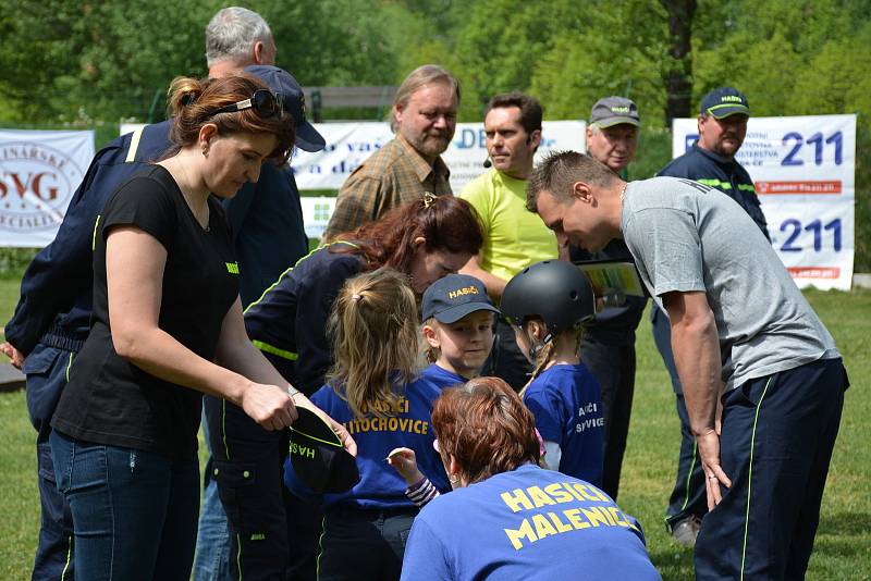 OBRAZEM: Soutěživý duch, sportovní nadšení a vůle vyhrát byly atributy, které v sobotu 5. května spojovaly mladé hasiče na letním areálu plaveckého stadionu Na Křemelce ve Strakonicích.