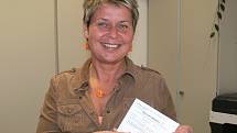 Voličský průkaz drží vedoucí správního oddělení strakonické radnice Milada Švihálková.