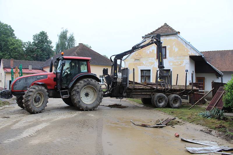 Přívalové deště přinesly ze čtvrtka 6. na pátek 7. června 2019 do Bílska velkou vodu a bahno.