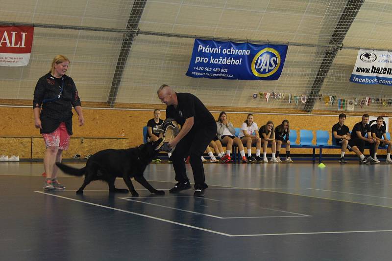 Kdo sportuje, nezlobí. Sportovci, policisté, hasiči, záchranáři i vojáci ukázali dětem, jak lze smysluplně využít volný čas.