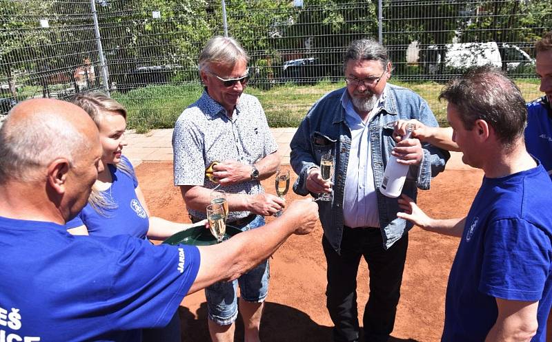 Nohejbalisté strakonické Habeše mají nové kabiny.