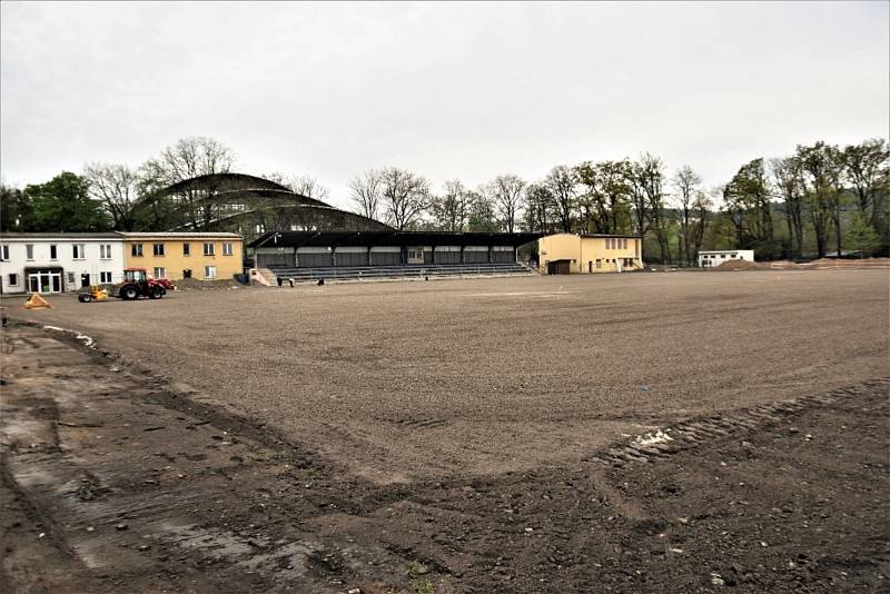 Rekonstrukce Křemelky rychle pokračuje, ve středu již byla plocha připravena na zasetí trávy.