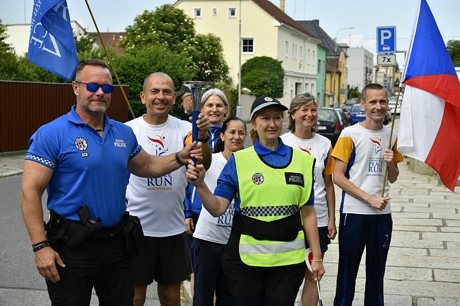 Za asistence městské policie se na chvíli k běžcům s pochodní přidali i žáci ZŠ Čelakovského Strakonice.