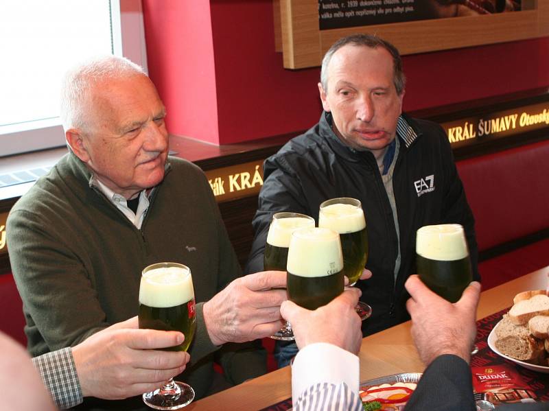 Bývalý prezident Václav Klaus na Zelený čtvrtek navštívil strakonický pivovar, kde ochutnal speciální zelené pivo.