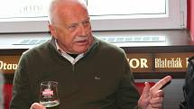 Bývalý prezident Václav Klaus na Zelený čtvrtek navštívil strakonický pivovar, kde ochutnal speciální zelené pivo.