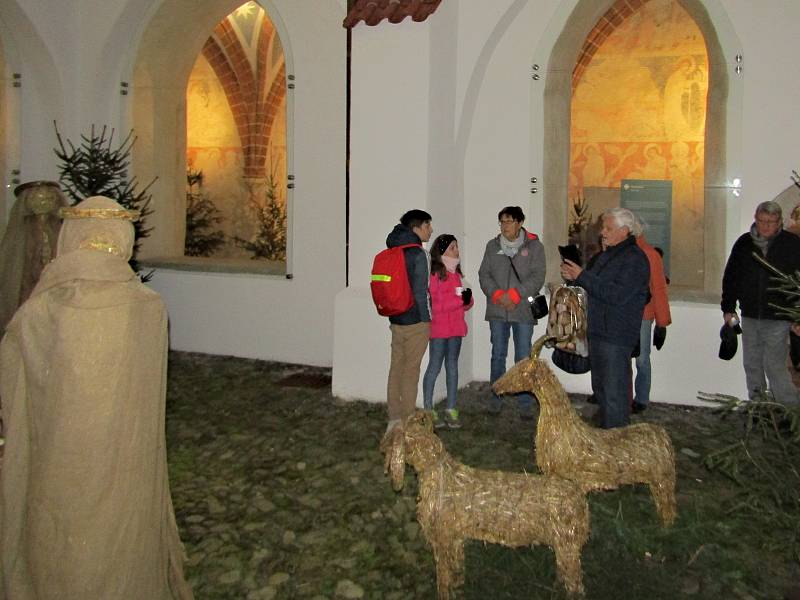 V kapitulní síni strakonického hradu byla v úterý 22. listopadu zahájena vánoční výstava betlémů Půjdem spolu do Betléma.
