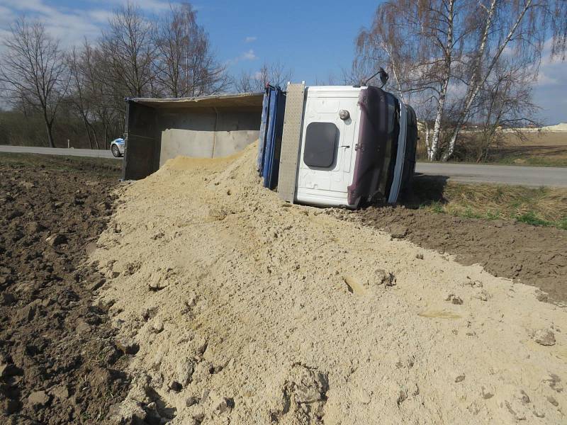 Na Strakonicku havaroval řidič s nákladním autem. Měl pozitivní dechovou zkoušku na alkohol.