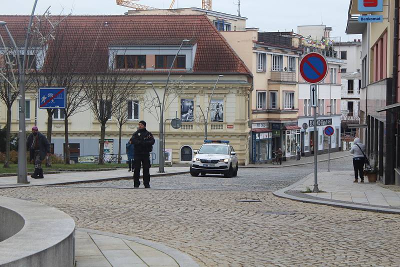 Kácení stromu v Blatné, jeho přeprava do Strakonic a umístění na Velkém náměstí.