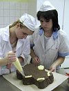 Na snímku jsme zachytili mistrovou Jaroslavu Márovou (vlevo) a Evu Montekovou při výrobě dortového medvěda, který se má objevit na narozeninové oslavě.
