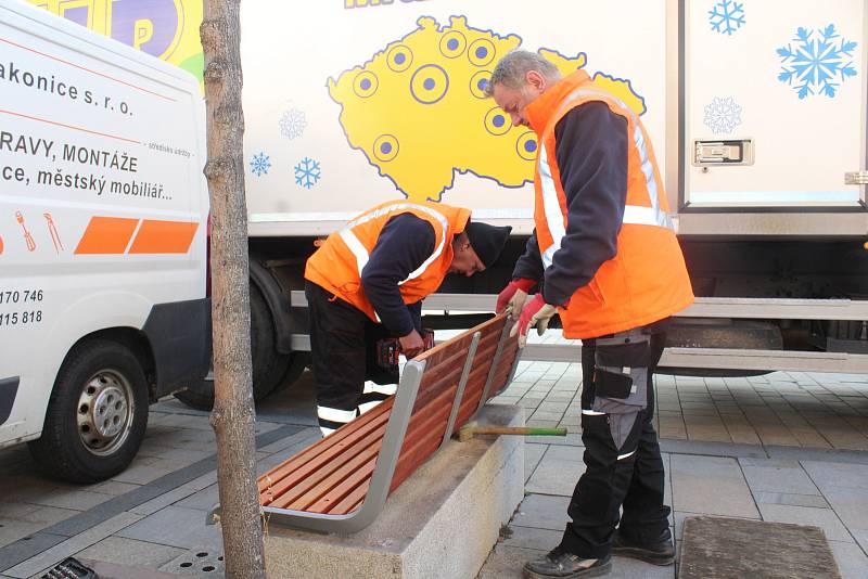 Nové lavičky na Velkém náměstí ve Strakonicích.