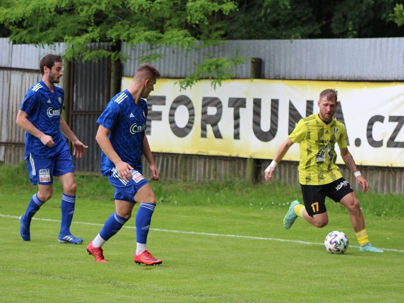 Fotbalová divize: Otava Katovice - Robstav Přeštice 1:2 (0:0).