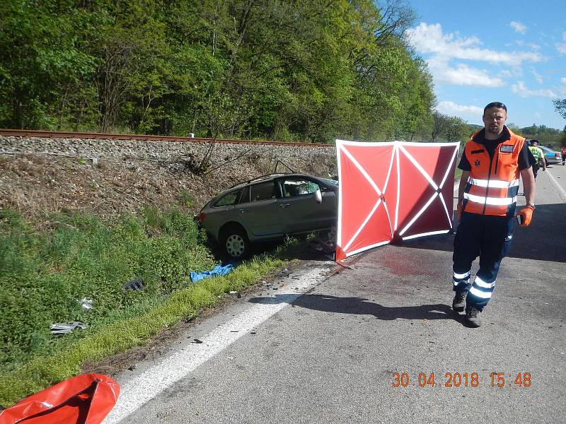 Tragicky skončil střet osobního vozidla s kamionem u Volyně v pondělí 30. dubna. Na místě nehody zemřely dvě osoby, třetí byla s vážnými zraněními letecky transportována do nemocnice.