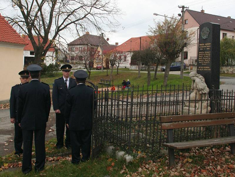 Položení věnců k pomníku padlým ve Starém Dražejově.