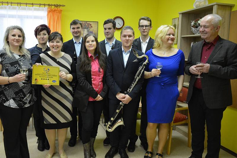OBRAZEM: Slavnostního převzetí ceny se zúčastnili zástupci města Vodňany, sociální pracovníci a jejich klienti.