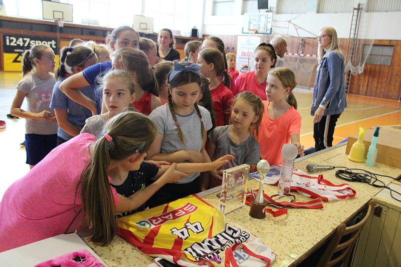 Julia Reisingerová pobesedovala s mladými basketbalistkami BK Strakonice.