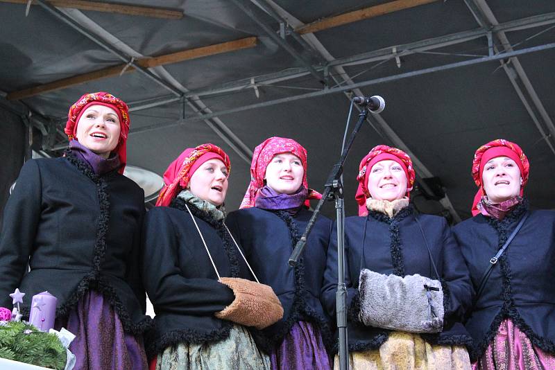 Příjemné ač mrazivé odpoledne strávili mnozí Strakoničtí v centru města při zahájení adventu.