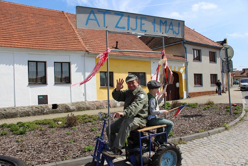 Prvomájový průvod v Sedlici vrátil diváky do ČSSR o 30let zpátky.