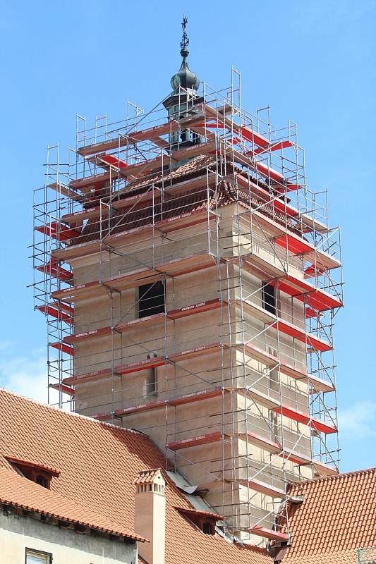 Kostel sv. Prokopa ve Strakonicích halí lešení.