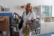 Edita Klavíková koordinovala sbírku kabelek ve strakonické nemocnici.