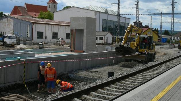 V druhé polovině nádraží už je zbývající část podchodu ukryta pod zemí a začíná se rýsovat druhé ostrovní nástupiště.    