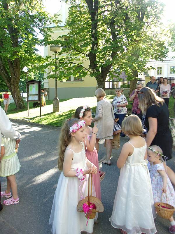 Oslava svátku Božího těla spojená s eucharistickým průvodem.