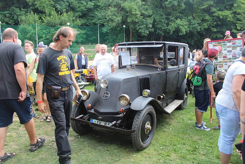 Sraz veteránů na volyňském koupališti.