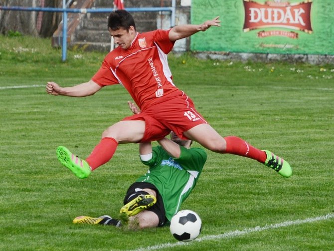 Junior Strakonice doma porazil Cehnice 3:0. Na snímku se probíjí strakonický Michal Požárek.