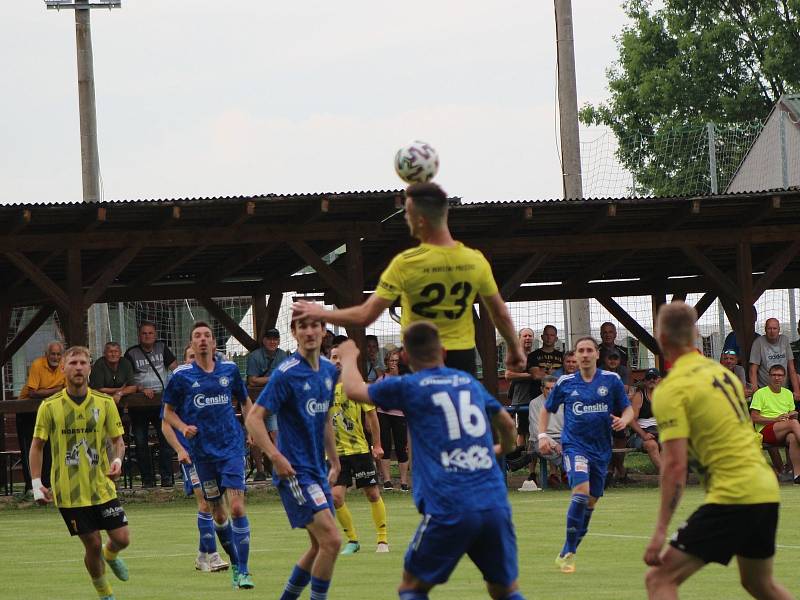Fotbalová divize: Otava Katovice - Robstav Přeštice 1:2 (0:0).
