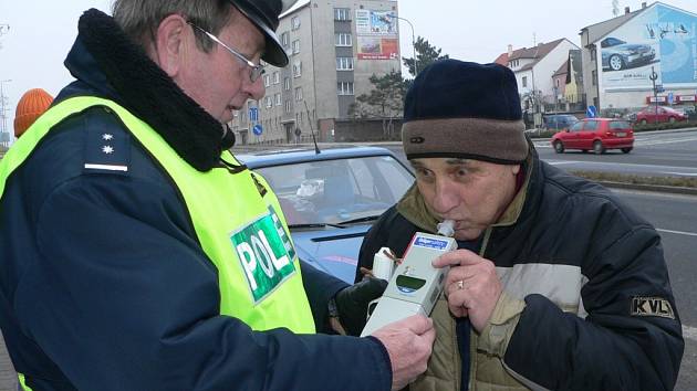 Při dechových zkouškách dnes policisté používají digitální přístroj Dräger.