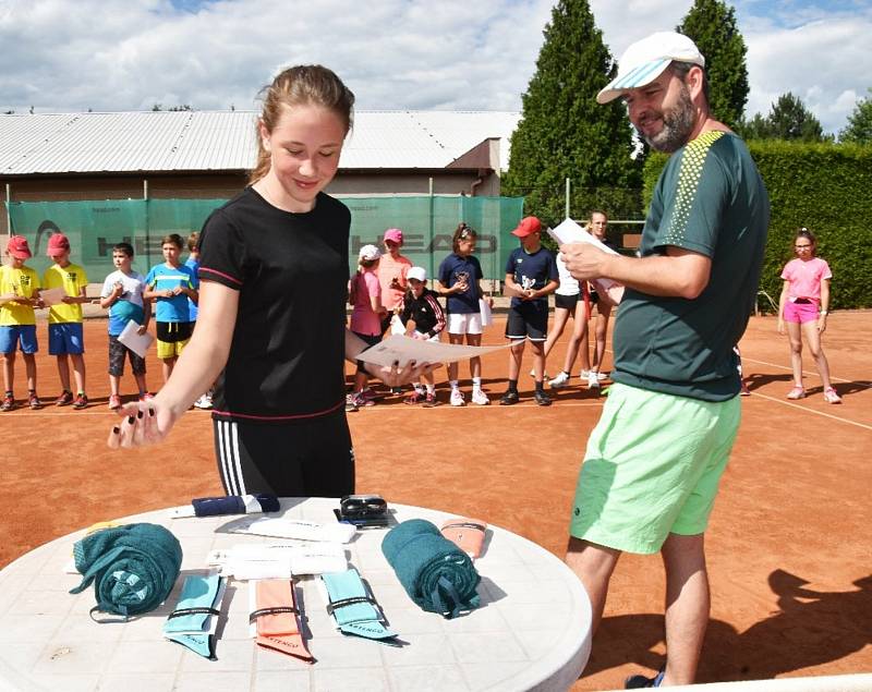 Strakoničtí tenisté uspořádali kemp pro mladé naděje.