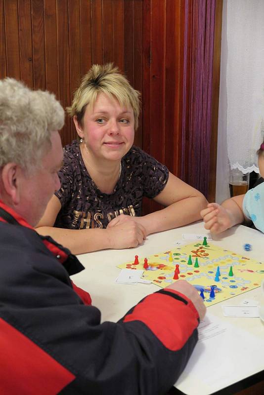 Turnaj v Člověče nezlob se, který připravila místní pobočka Českého svazu žen.