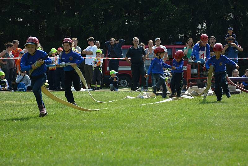 OBRAZEM: Soutěživý duch, sportovní nadšení a vůle vyhrát byly atributy, které v sobotu 5. května spojovaly mladé hasiče na letním areálu plaveckého stadionu Na Křemelce ve Strakonicích.